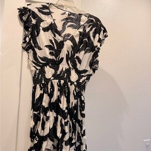 Elan Black and White Floral Blouse